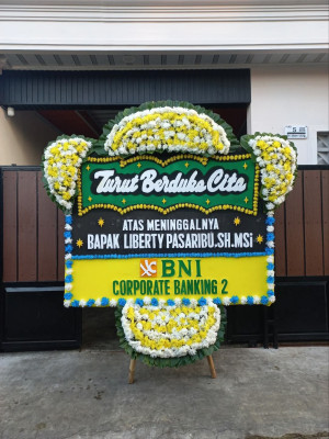 Papan Bunga Duka di Padang Pasir