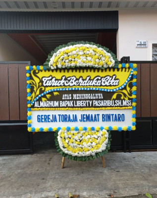 Papan Bunga Duka di Padang Pasir