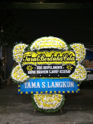 Papan Bunga Duka di Padang Pasir