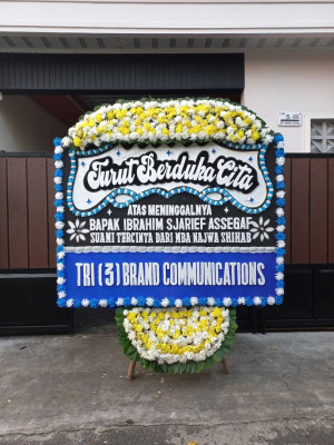 Papan Bunga Duka di Padang Pasir